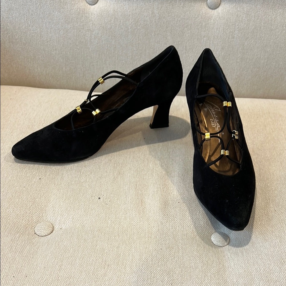 Elegant Black Heels with Suede Finish